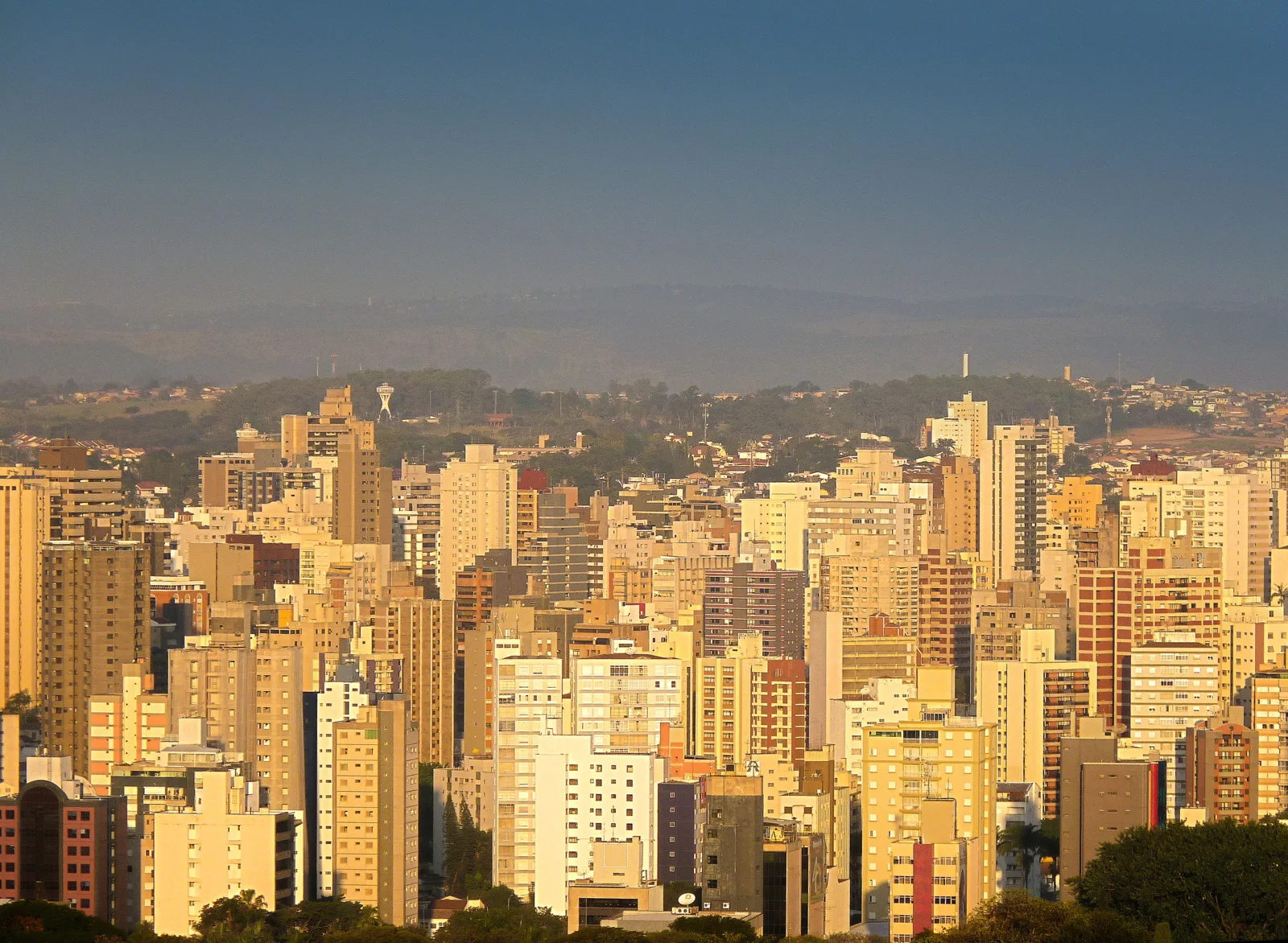 Vista dos prédios de Campinas ao fim da tarde