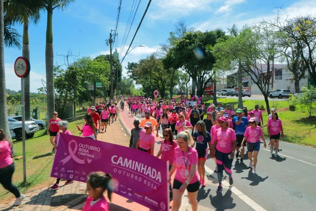Caminhada do Outubro Rosa em ano anterior chama a atenção para a luta contra o câncer de mama