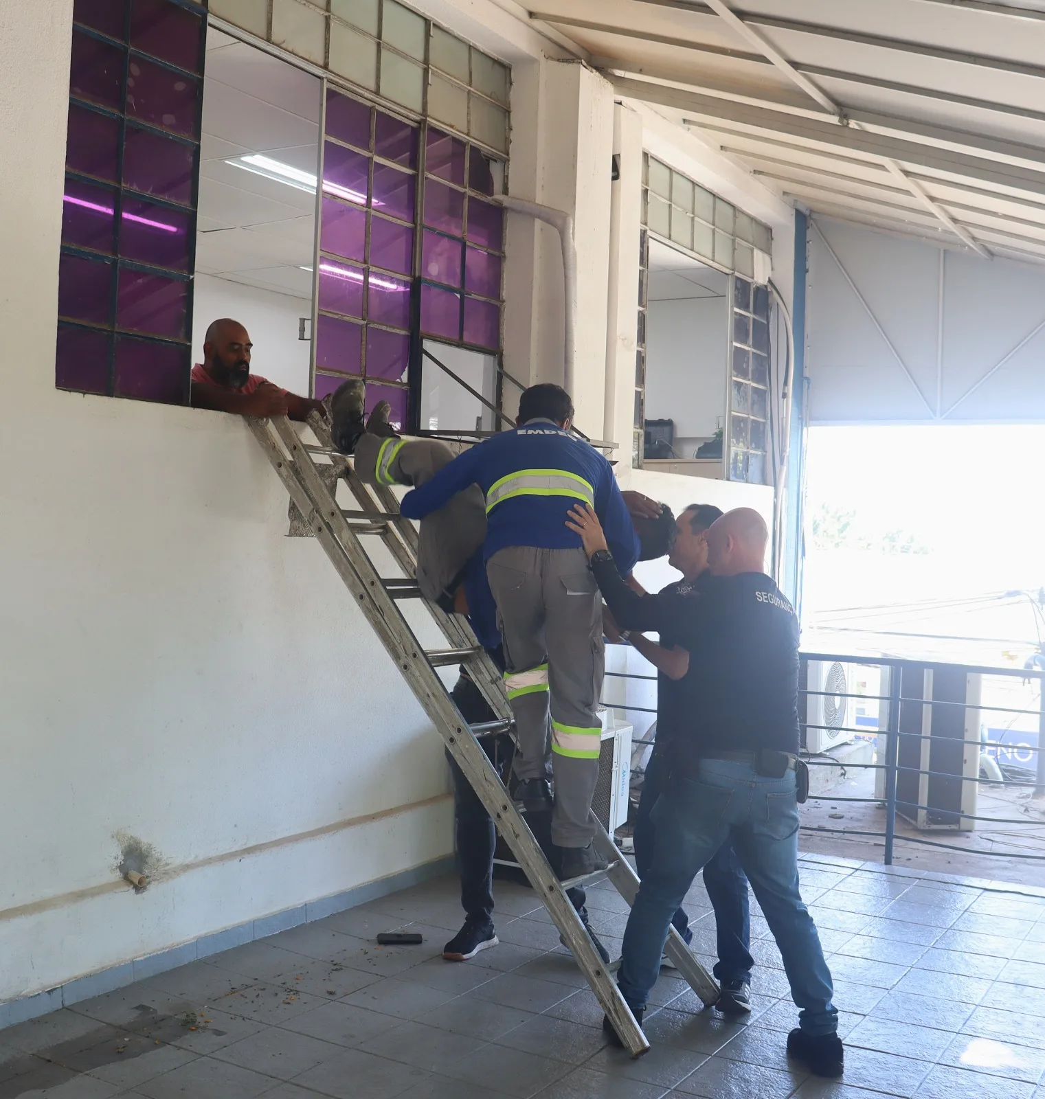 Crédito: Divulgação/Emdec O simulado se concentrou no prédio principal da sede e contou com evacuação total