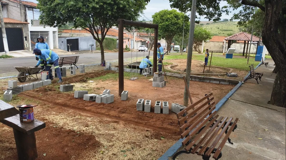 Prefeitura acelera revitalização na praça da na rua Cruz e Souza, no Jardim Amanda