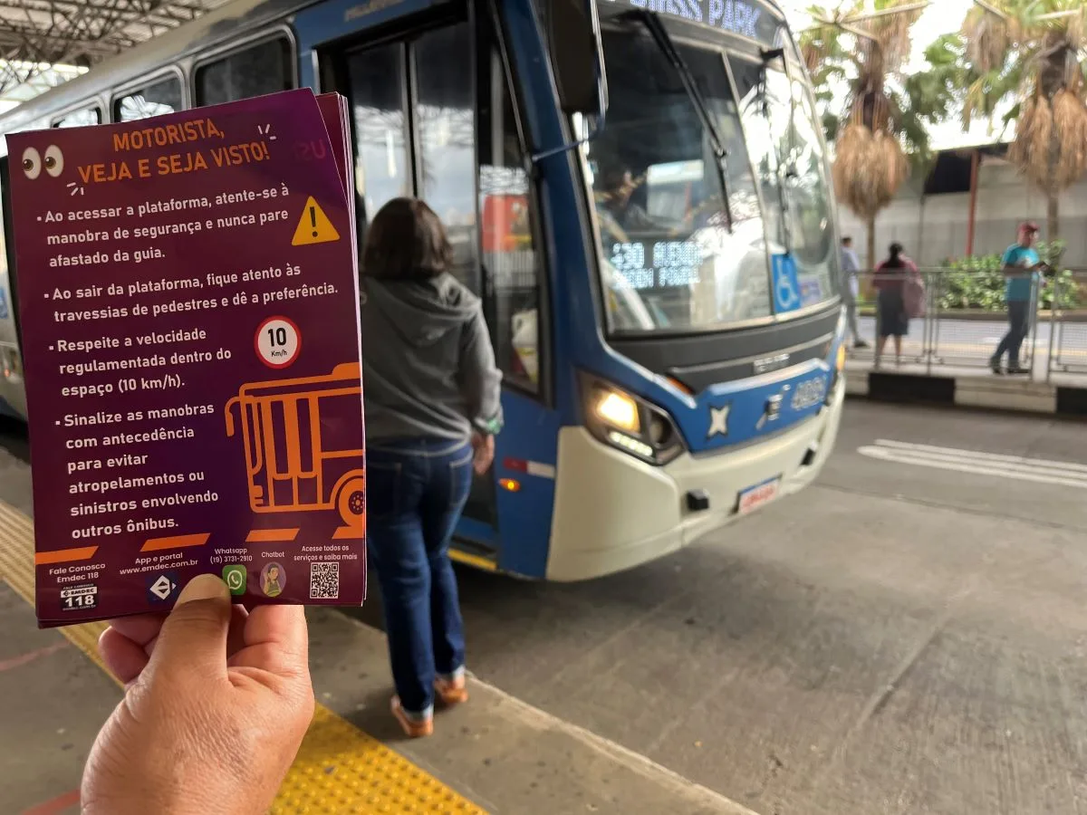 Educadores e agentes da mobilidade urbana  distribuíram panfletos para os usuários e motoristas com orientações sobre circulação segura dentro do Terminal (foto: Divulgação/Emdec)