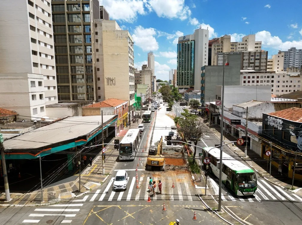 Vista aérea de um dos pontos de trabalho da obra de implantação do pavimento rígido do BRT (Foto: Carlos Bassan)