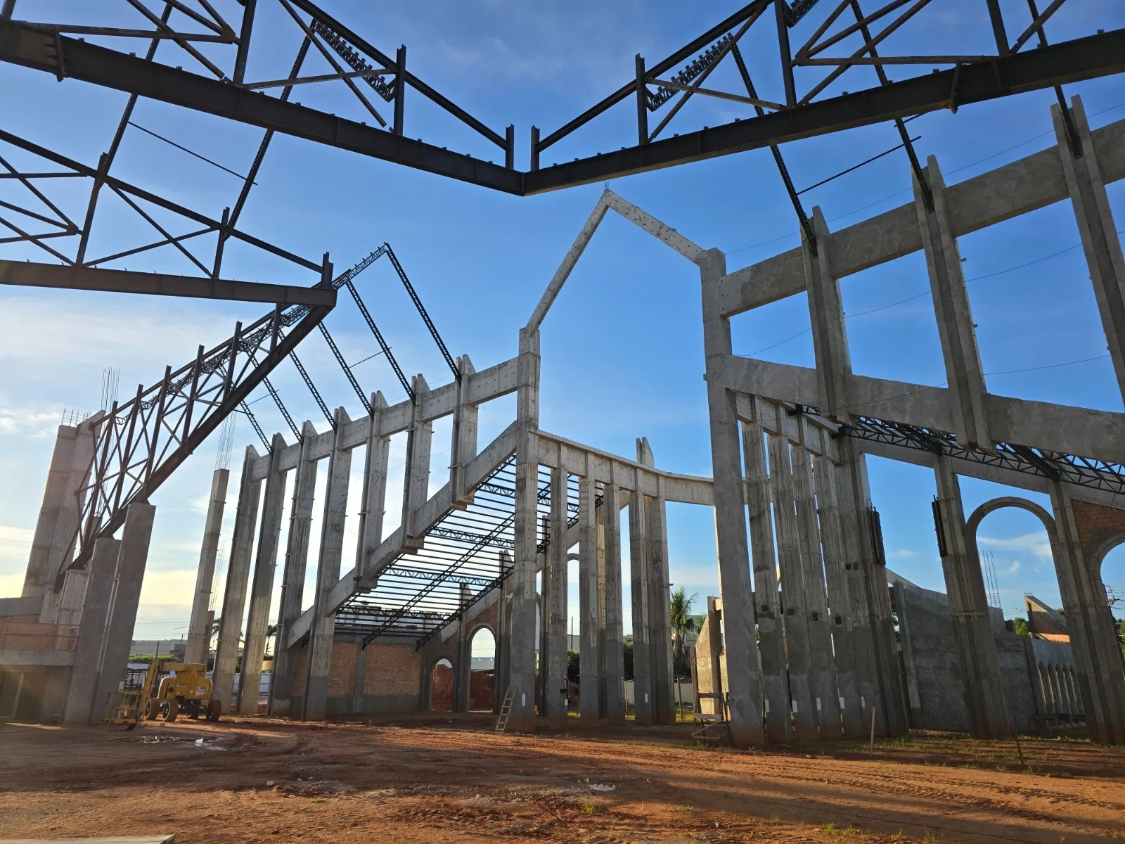 Eduardo Faust Coordenador do seminário, o arquiteto Eduardo Faust Faust tem mais de 300 projetos de igrejas, catedrais, santuários e mosteiros realizados em mais de 200 cidades brasileiras