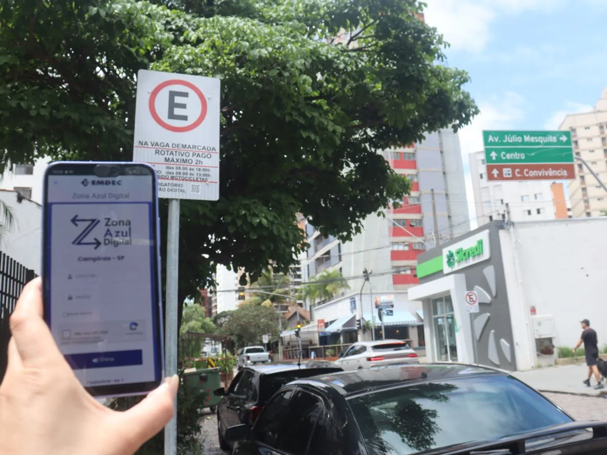 Placas da Zona Azul, contendo o QR Code para pagamento, já foram implantadas pela Emdec no trecho Crédito: Divulgação/Emdec