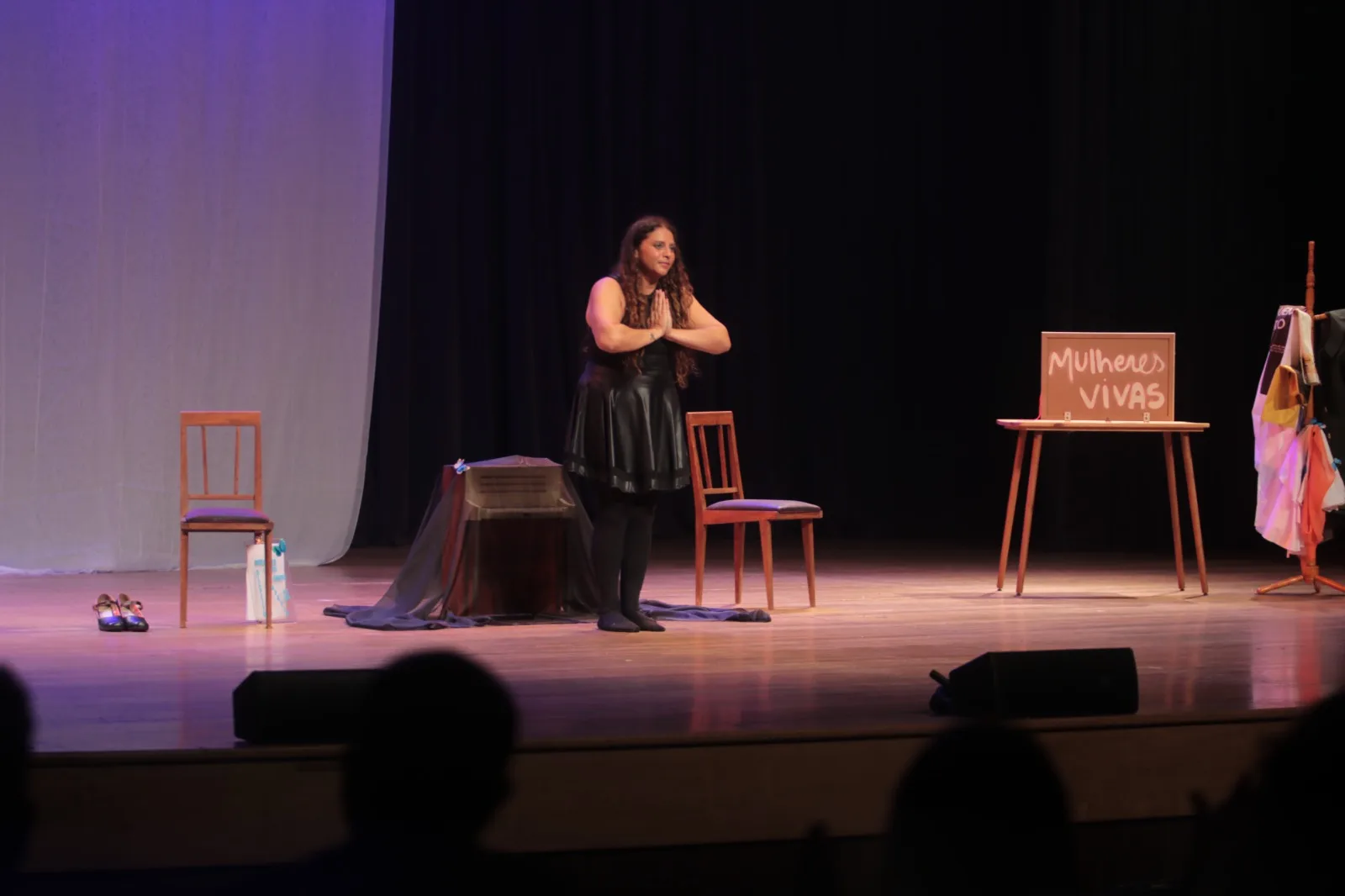 Montagem combina teatro e música para abordar as contradições do amor, a resistência feminina e a importância de permanecer sensível diante das adversidades.