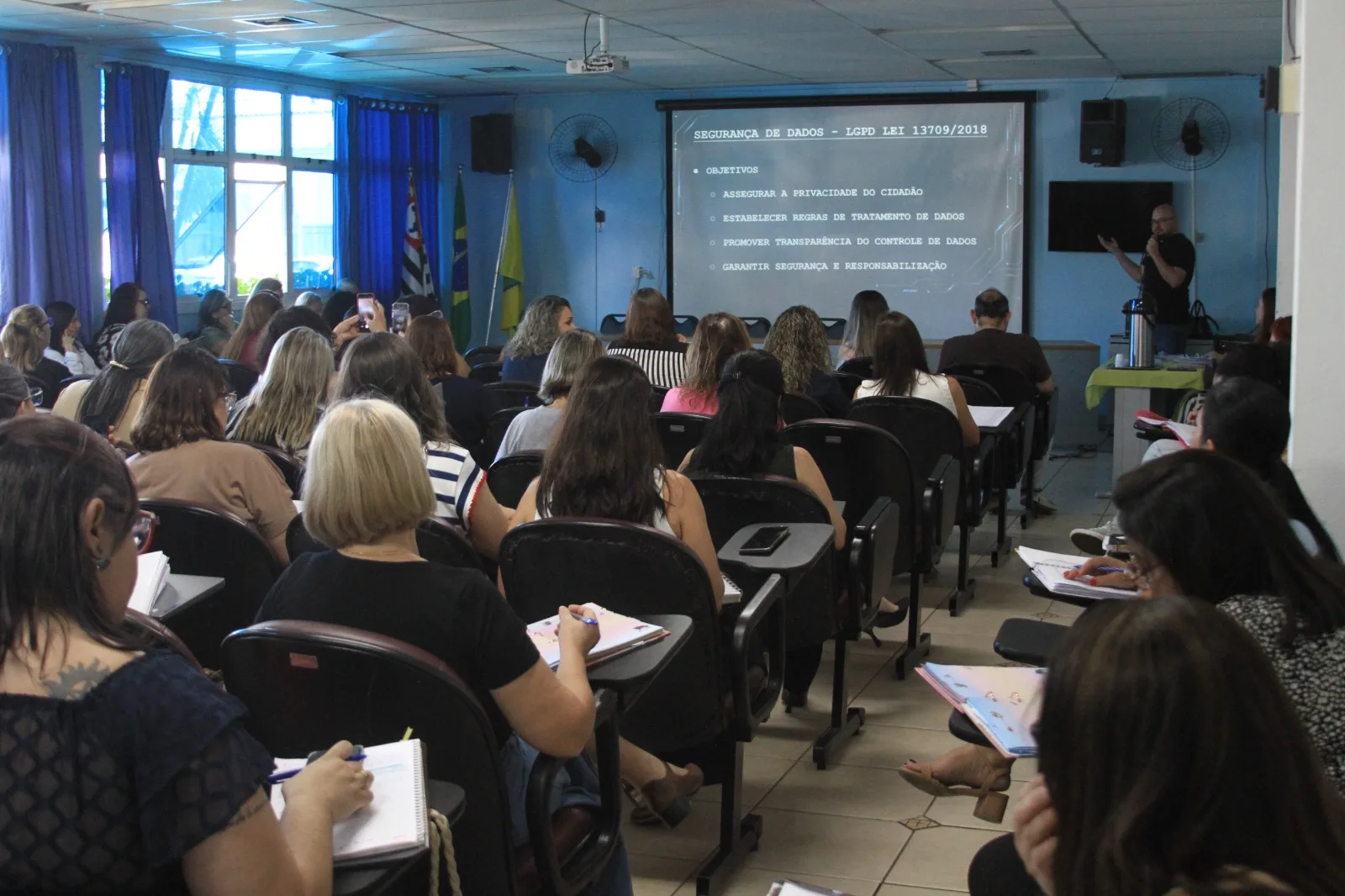 Iniciativa intersetorial reuniu cerca de 100 profissionais da educação nesta terça-feira (20/10); encontro debateu diagnóstico de dados da rede e estabeleceu regras para registros pedagógicos 