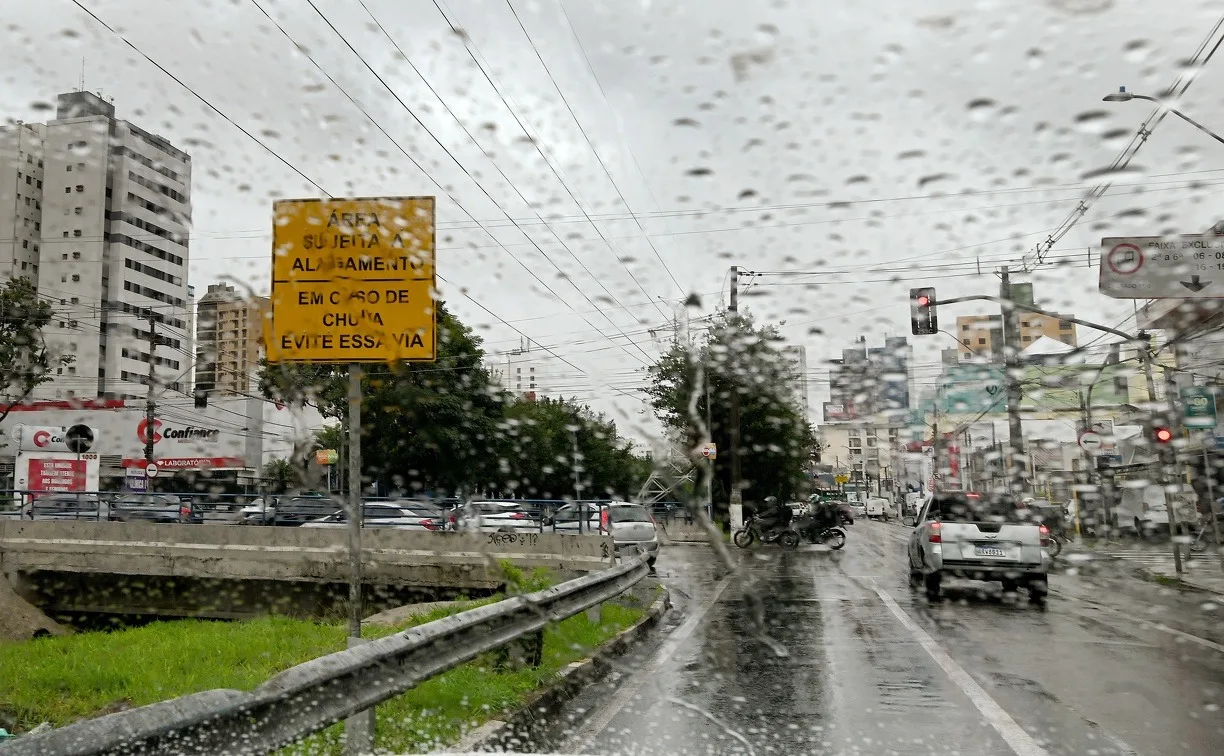 Vista da avenida Orosimbo Maia em dia chuvoso: Defesa Civil reforça importância de se manter protegido (Foto: Carlos Bassan/Arquivo PMC)