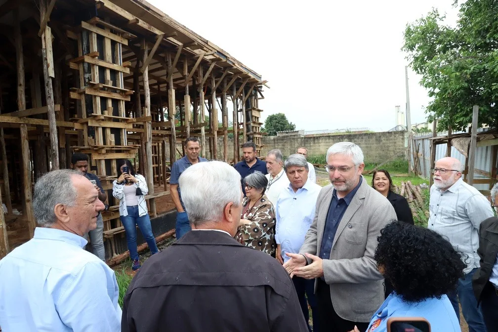 Comitiva do Ministério da Saúde e o prefeito em exercício de Campinas, Wanderley de Almeida, nas obras do CAPS III AD Sul, no Jardim das Bandeiras (Foto: Fernanda Sunega)